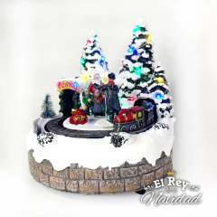 Aldea Navideña Papa Noel fotografiandose con tren con luz, musica y movimiento - El Rey de la Navidad