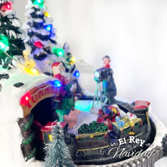 Aldea Navideña Papa Noel fotografiandose con tren con luz, musica y movimiento - tienda online