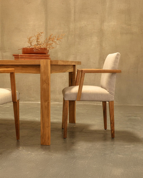 Silla Loggia con apoyabrazos tapizado antimanchas a eleccion