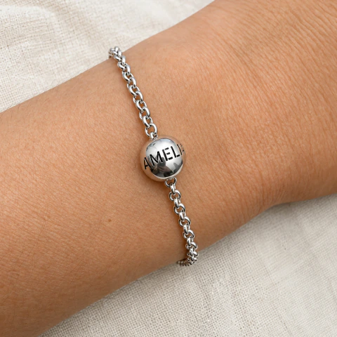 Pulsera minimal con pelotita/s con nombre personalizado