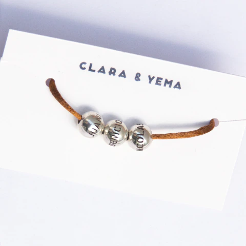 Pulsera de Seda con pelotita/s con nombre - comprar online