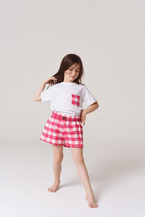 Pijama teens dos piezas short de poplin escocés y remera de algodón con bolsillo manga corta.