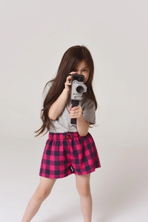 Pijama kids dos piezas short de poplin escocés y remera de algodón con bolsillo manga corta.