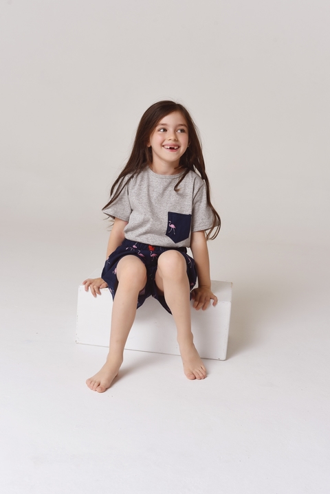 Pijama kids dos piezas short de fibrana estampada y remera de algodón con bolsillo manga corta.