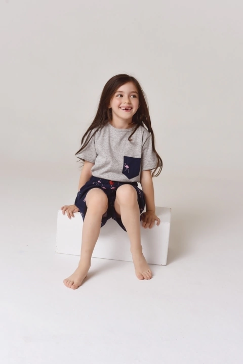 Pijama kids dos piezas short de fibrana estampada y remera de algodón con bolsillo manga corta.