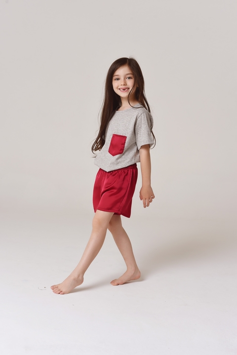 Pijama kids dos piezas short de sedita liso y remera de algodón con bolsillo manga corta.