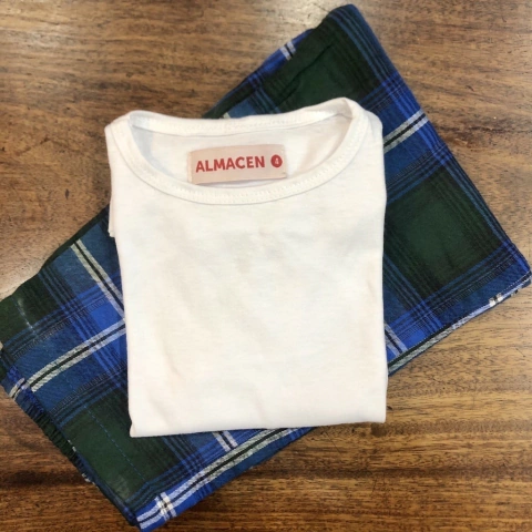 Pijama kids dos piezas pantalón viyella escocés y remera de algodón  blanca manga larga.