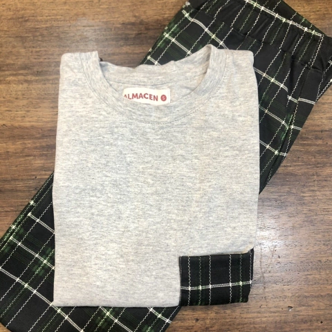 Pijama kids dos piezas calza escocesa  y remera manga larga  de algodón con bolsillo .