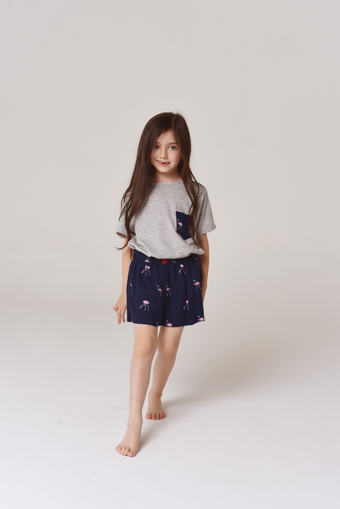 Pijama teens dos piezas short de fibrana estampado y remera de algodón con bolsillo manga corta.