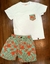Conjunto de pijama para hombre que incluye una remera blanca y bermuda con un estampado de flores en tonos verde y naranja.