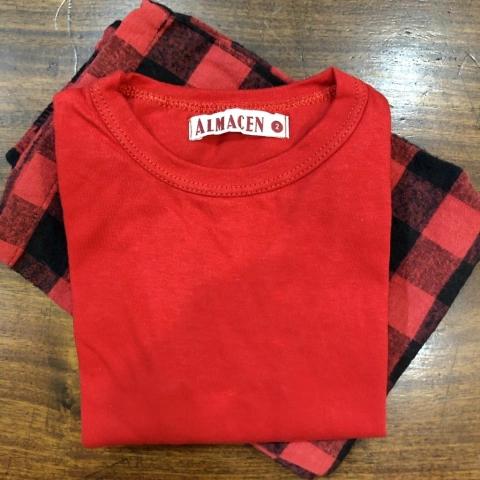 Pijama kids dos piezas pantalón de viyella escocés  y remera de algodón  roja manga larga.