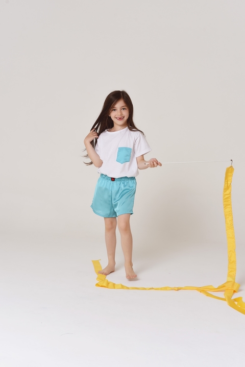 Pijama kids dos piezas short de sedita liso y remera de algodón con bolsillo manga corta.