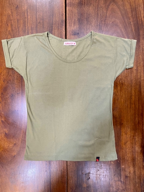 Remera básica de color verde militar para mujer, con un diseño de cuello redondo y mangas cortas.