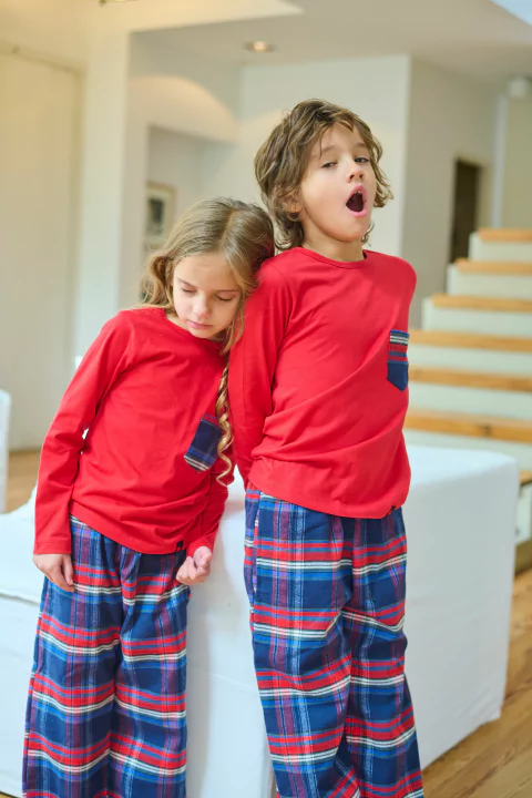Pijama kids dos piezas pantalón viyella y remera de algodón manga larga con bolsillo.