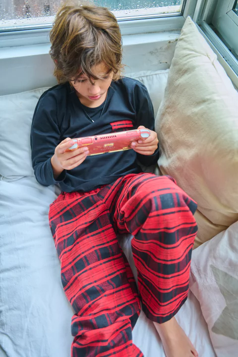 Pijama teens dos piezas pantalón viyella y remera de algodón manga larga con bolsillo.