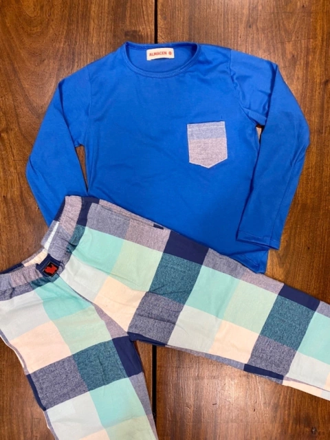 Pijama kids dos piezas pantalón viyella escocés y remera de algodón manga larga con bolsillo.