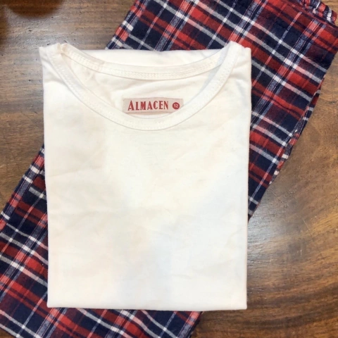 Pijama kids dos piezas pantalón de viyella escocés  y remera de algodón  blanca manga larga.