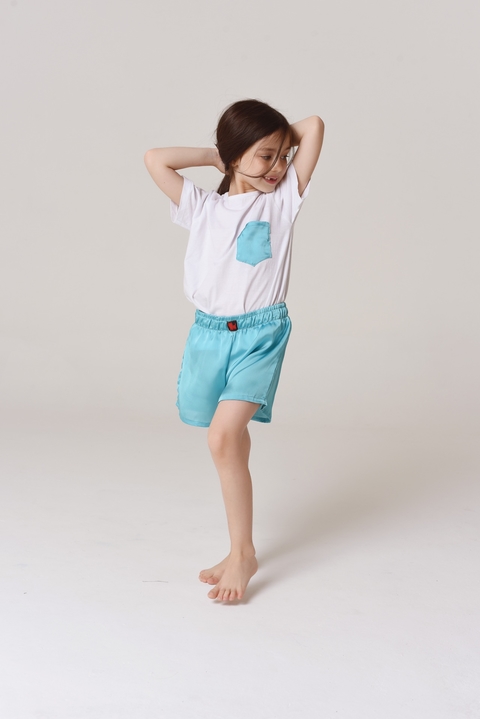 Pijama teens dos piezas short de sedita  y remera de algodón manga corta con bolsillo.