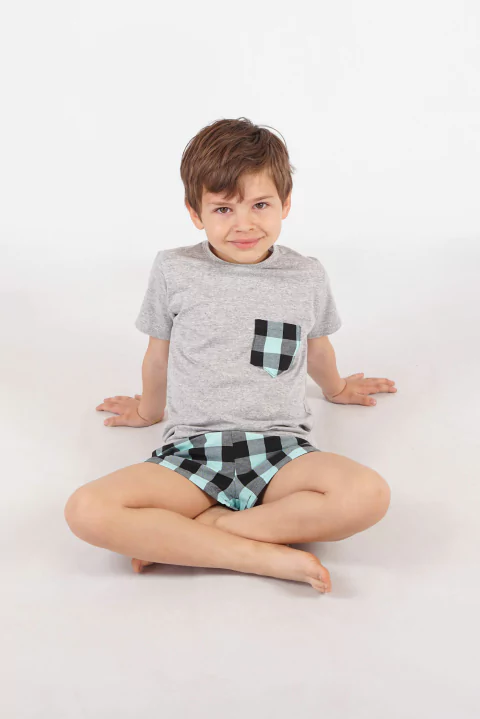 Pijama kids dos piezas short de poplin escocés y remera de algodón con bolsillo manga corta.