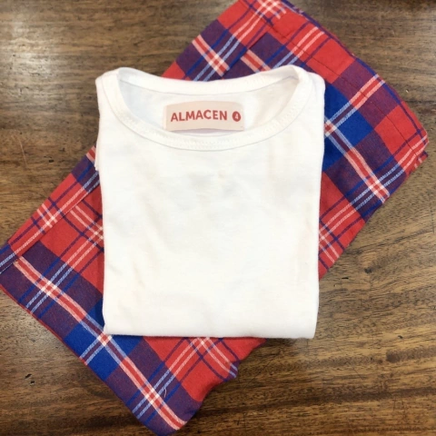Pijama kids dos piezas pantalón viyella escocés y remera de algodón blanca manga larga.