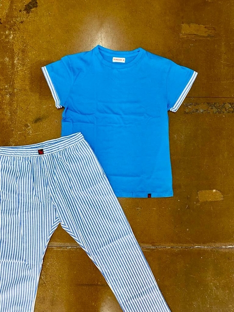 Conjunto de pijama para hombre que incluye una remera azul y pantalones a rayas.