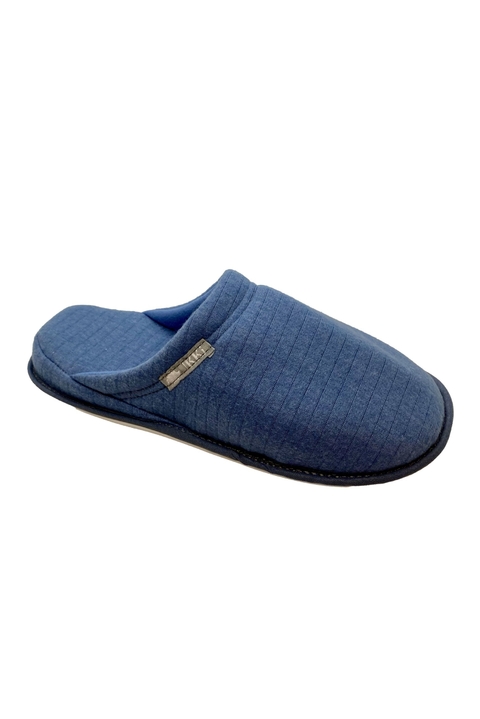 Pantufla de mujer de tejido texturado color azul.