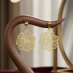 Brinco Feminino Flor Blossom Banhado A Ouro Em Aço Exclusivo - loja online