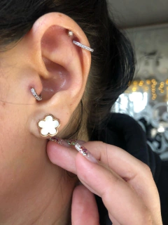 Brinco flor de Madrepérola - Judith Jóias 