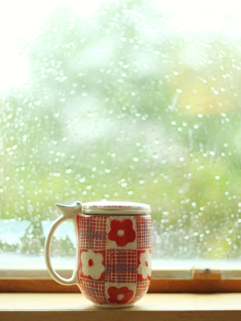 taza con colador y tapa flores rojas - comprar online