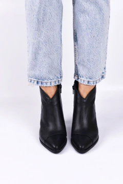 Botas Larimar negro liso en internet