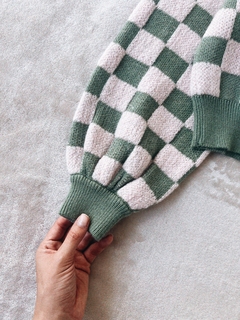 Sweater cuadritos verde y rosa