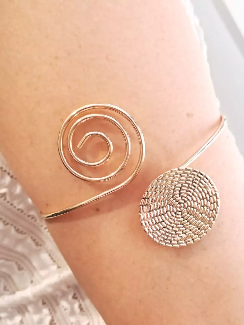 Brazalete abierto con diseño espiral