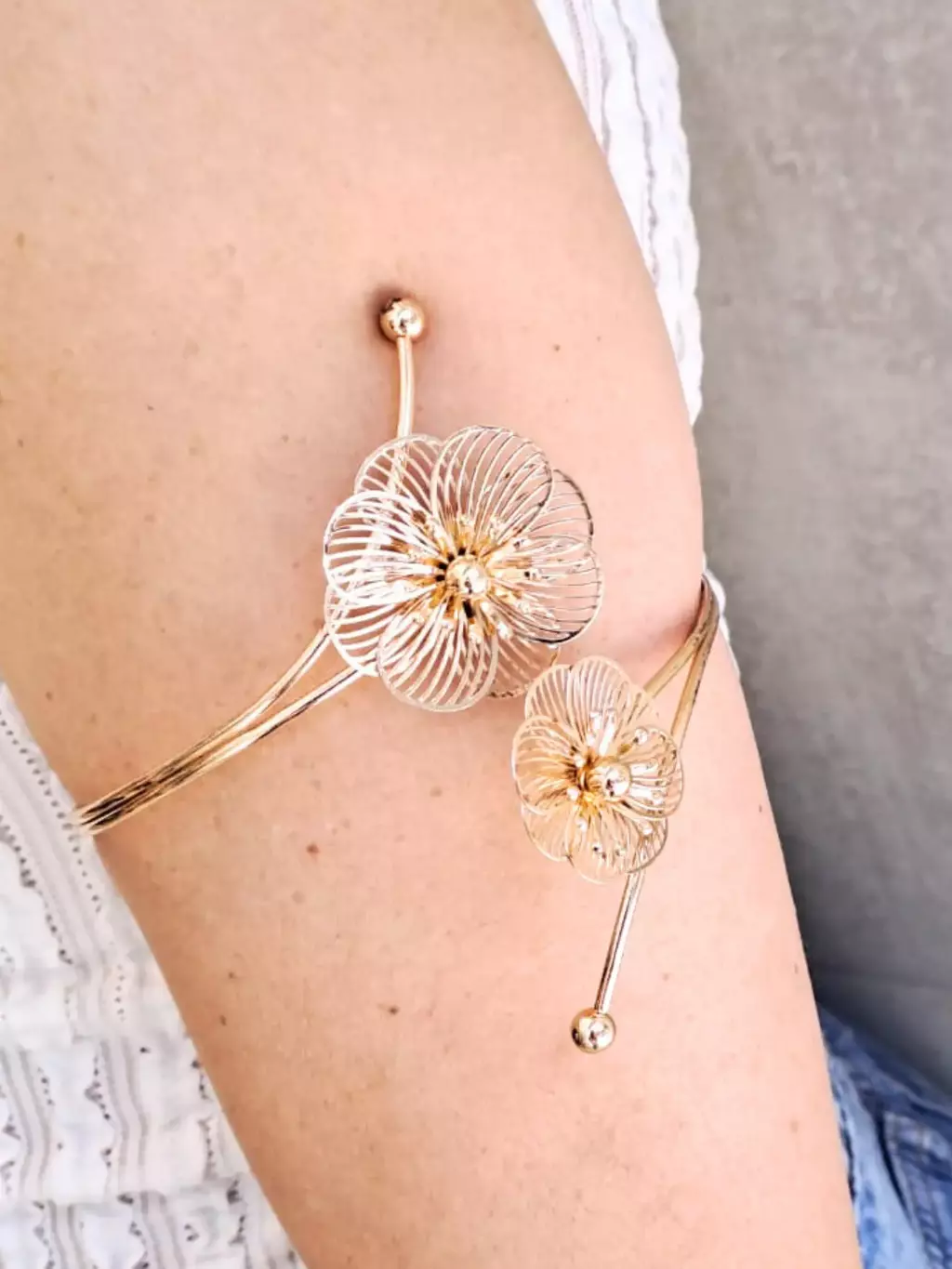 Brazalete con flores metálicas