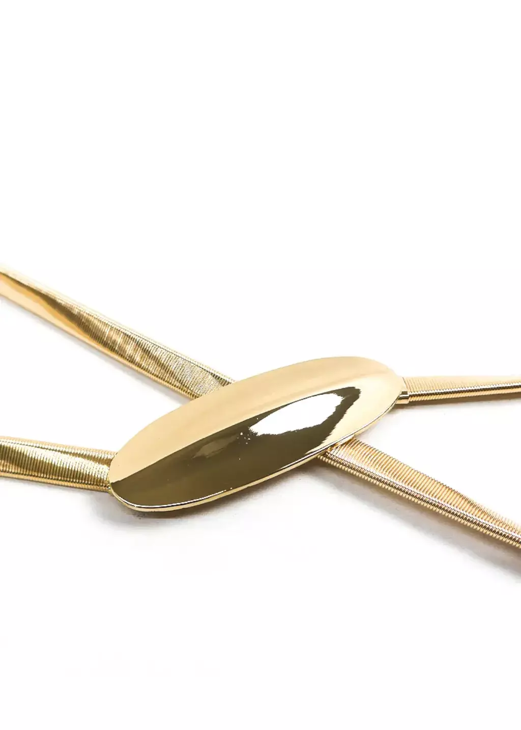 Cinturón metálico con hebilla ovalada