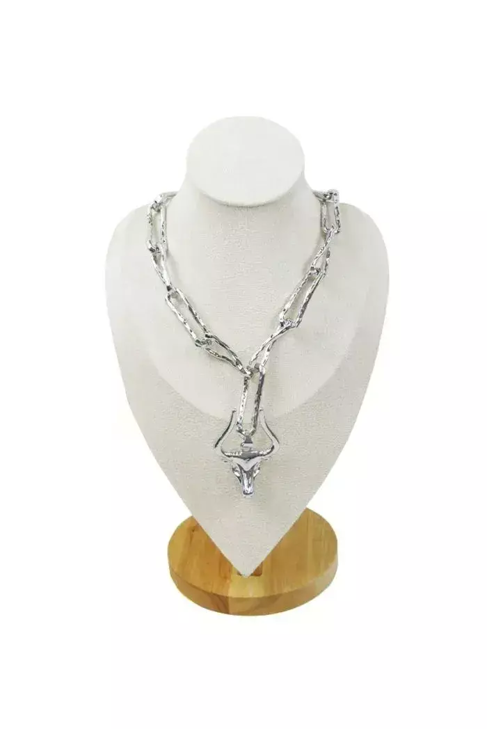 Collar con dijes de cabeza de toro
