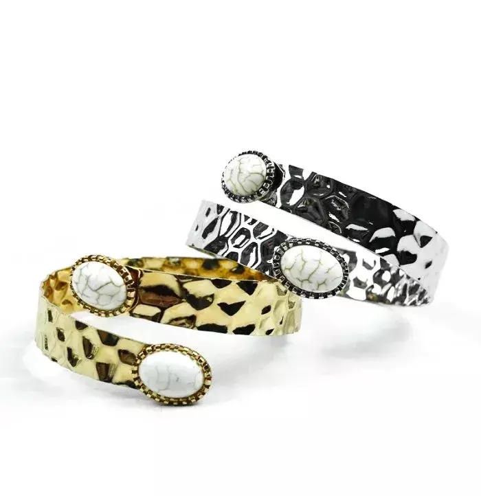 Brazalete rígida con piedra ovalada