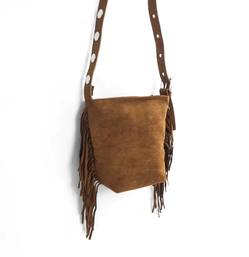 Cartera bandolera con tachas y flecos