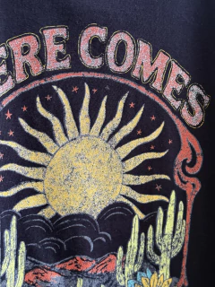 Remera corta con estampa de sol - comprar online