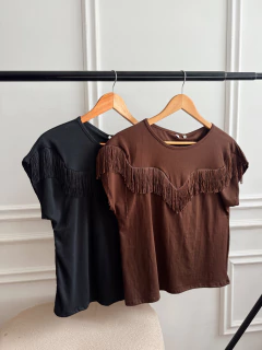 Remera con flecos en el pecho