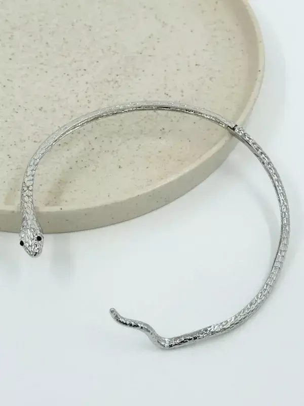 Collar rígido diseño serpiente