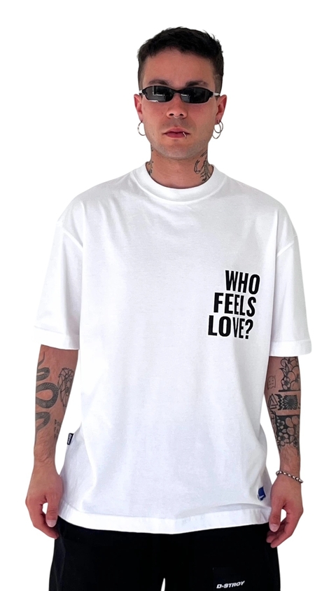 REMERA WHO FEEL LOVE? - comprar online