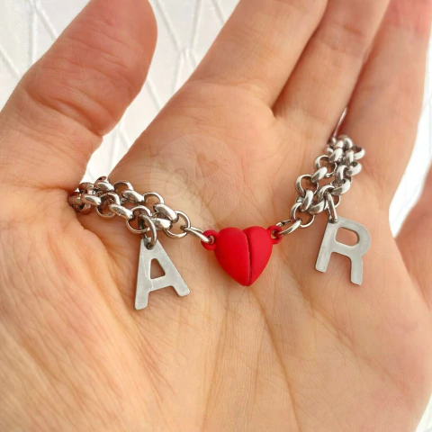 Pulseras imán corazón rojo e iniciales
