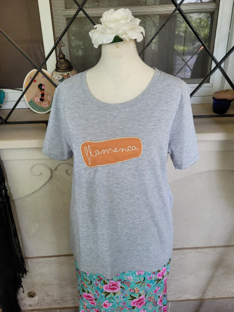 Remera Bordada con aplique Flamenca de Algodon gris melange talle M