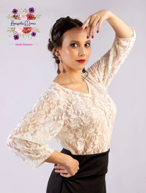 Ecru lace blouse with 3/4 elastic balloon sleeves and a loose fit - buy online