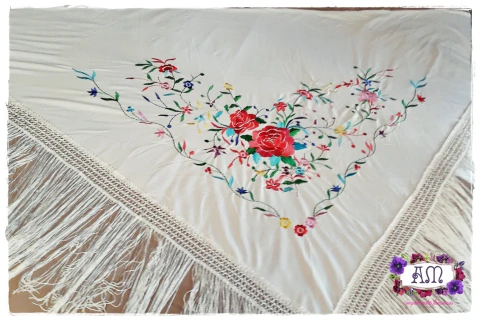 Manton Triangular Grande Bordado a Maquina Jersey 2mt Español Crema Flores Multicolor