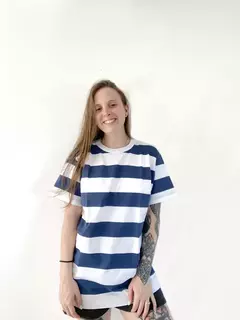Remera genderless a rayas marinas en blanco y azul, modelo unisex, con mangas cortas.