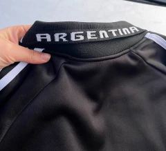 Campera presentación Argentina Negra en internet