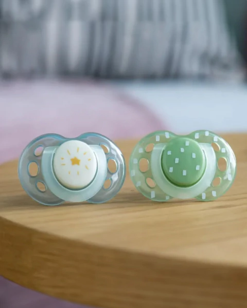 Chupete Tommee Tippee Night Time 18-36 M Pack x 2 Verde Puntitos - comprar online