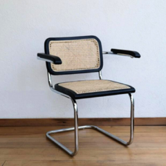 Silla Cesca con apoyabrazos Negra