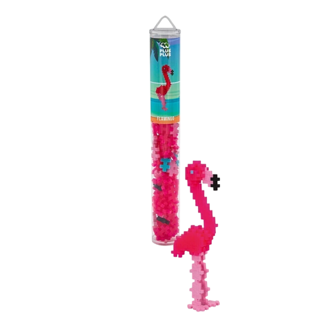 Puzzle 3D de flamenco armado con 100 piezas Plus Plus en tonos rosa y negro junto a su envase cilíndrico transparente con etiqueta colorida